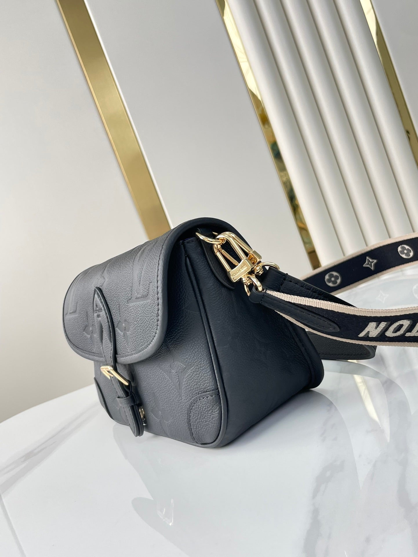 DIANE 23 EN CUIR EMPREINTE MONOGRAMME NOIR