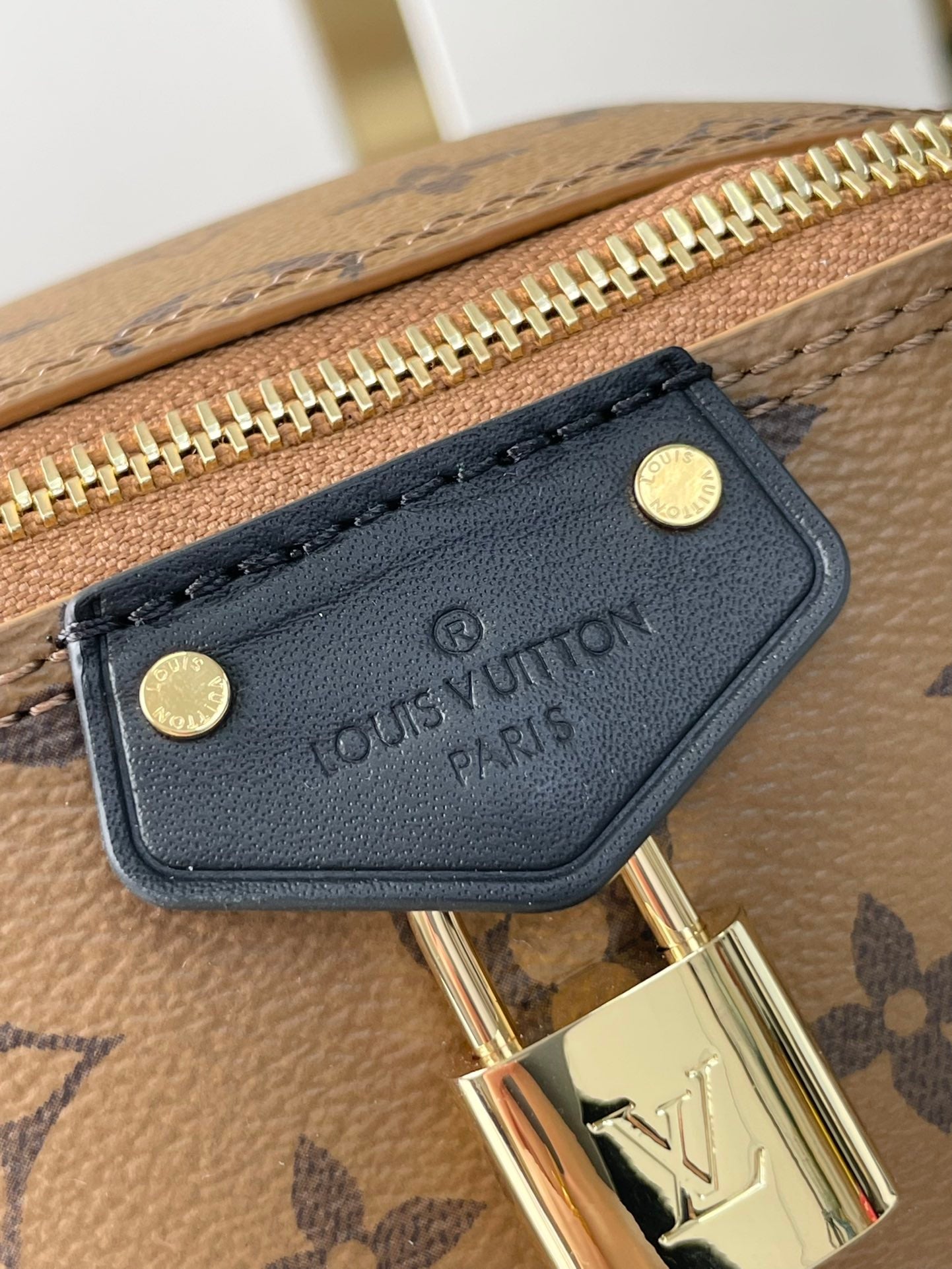 JUSTE AU CAS OÙ 14 EN TOILE INVERSÉE MONOGRAMME MARRON QUINCAILLERIE DORÉ