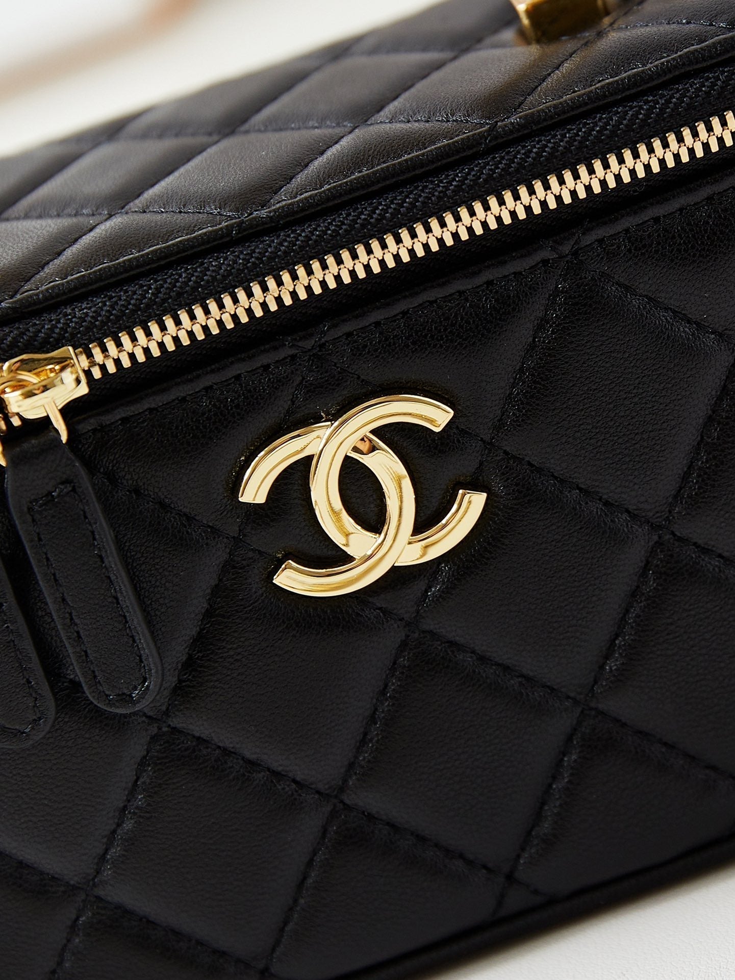 24A VANITY 17CM BLACK LAMBSKIN GOLD HARDWARE