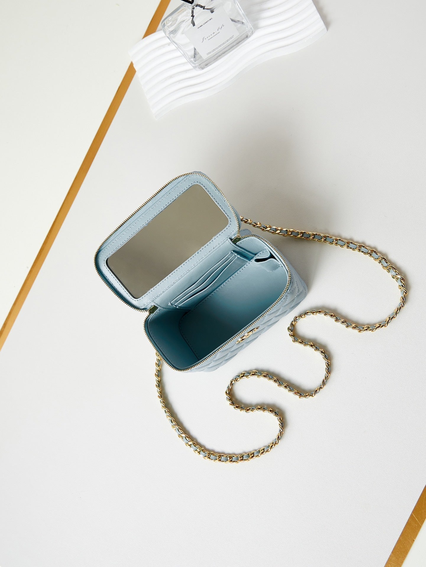 24A VANITY 17CM BLEU NUAGE CUIR D'AGNEAU QUINCAILLERIE DORÉ