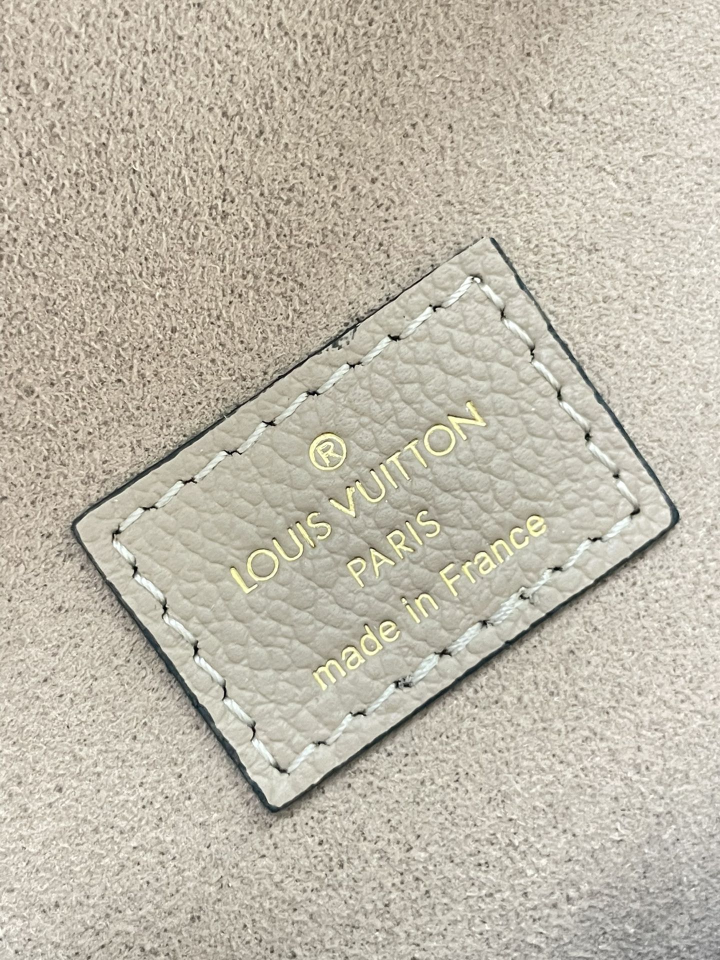 NANO DIANE 19 EN CUIR EMPREINTE MONOGRAMME BLANC TOURTERELLE