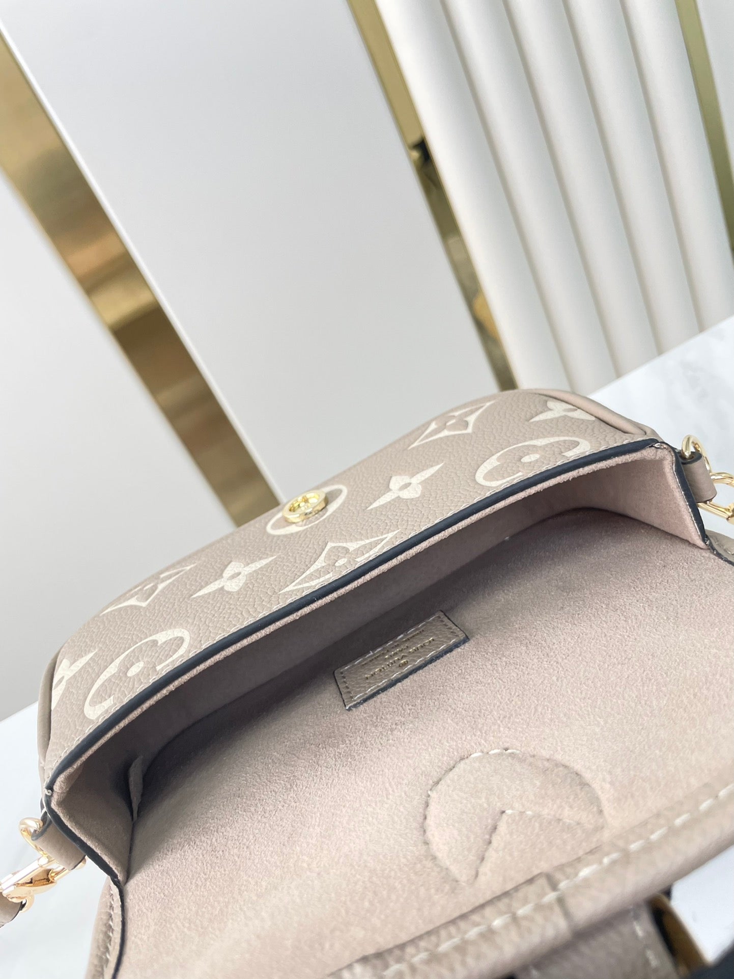 NANO DIANE 19 EN CUIR EMPREINTE MONOGRAMME BLANC TOURTERELLE