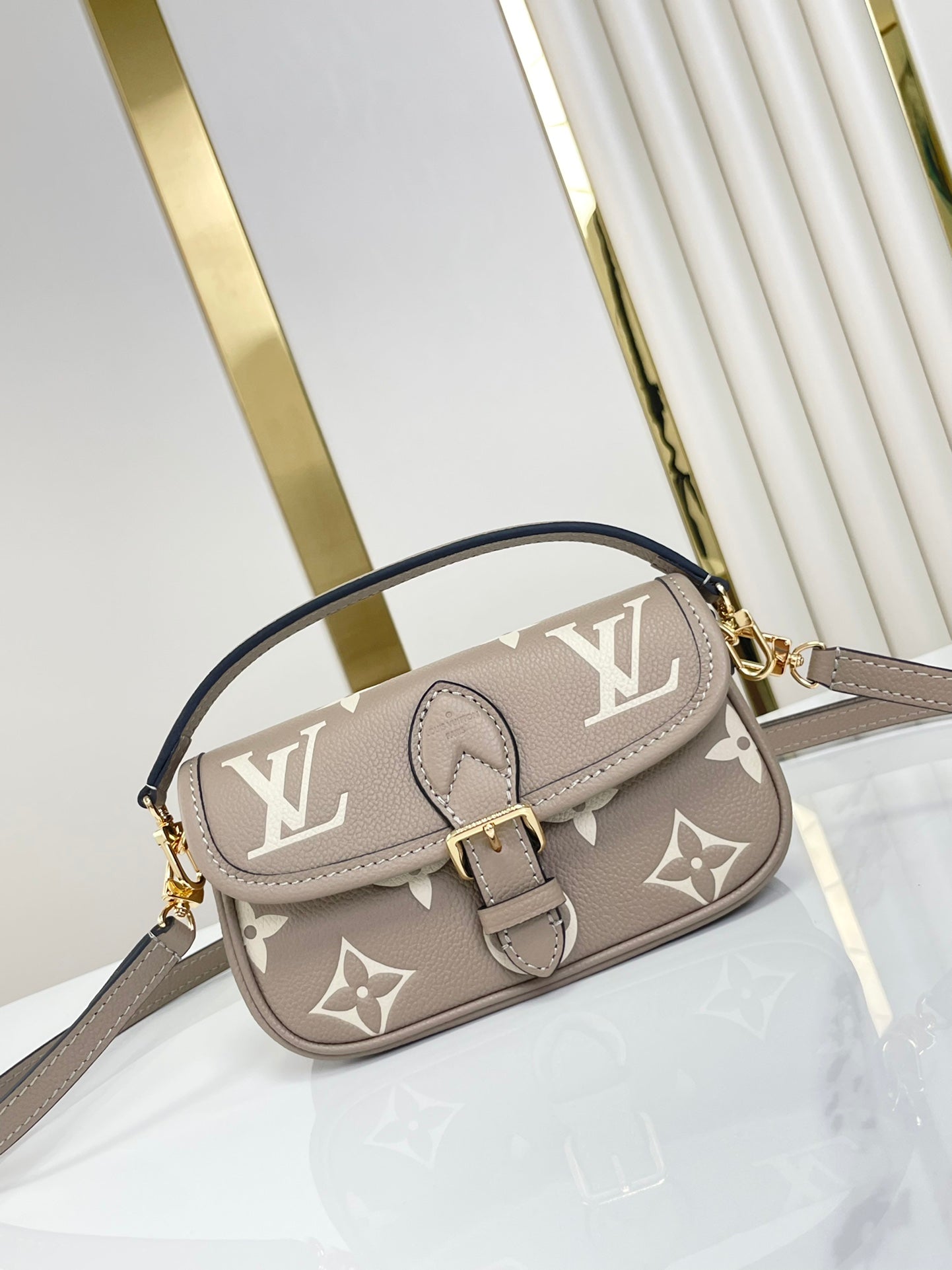NANO DIANE 19 EN CUIR EMPREINTE MONOGRAMME BLANC TOURTERELLE