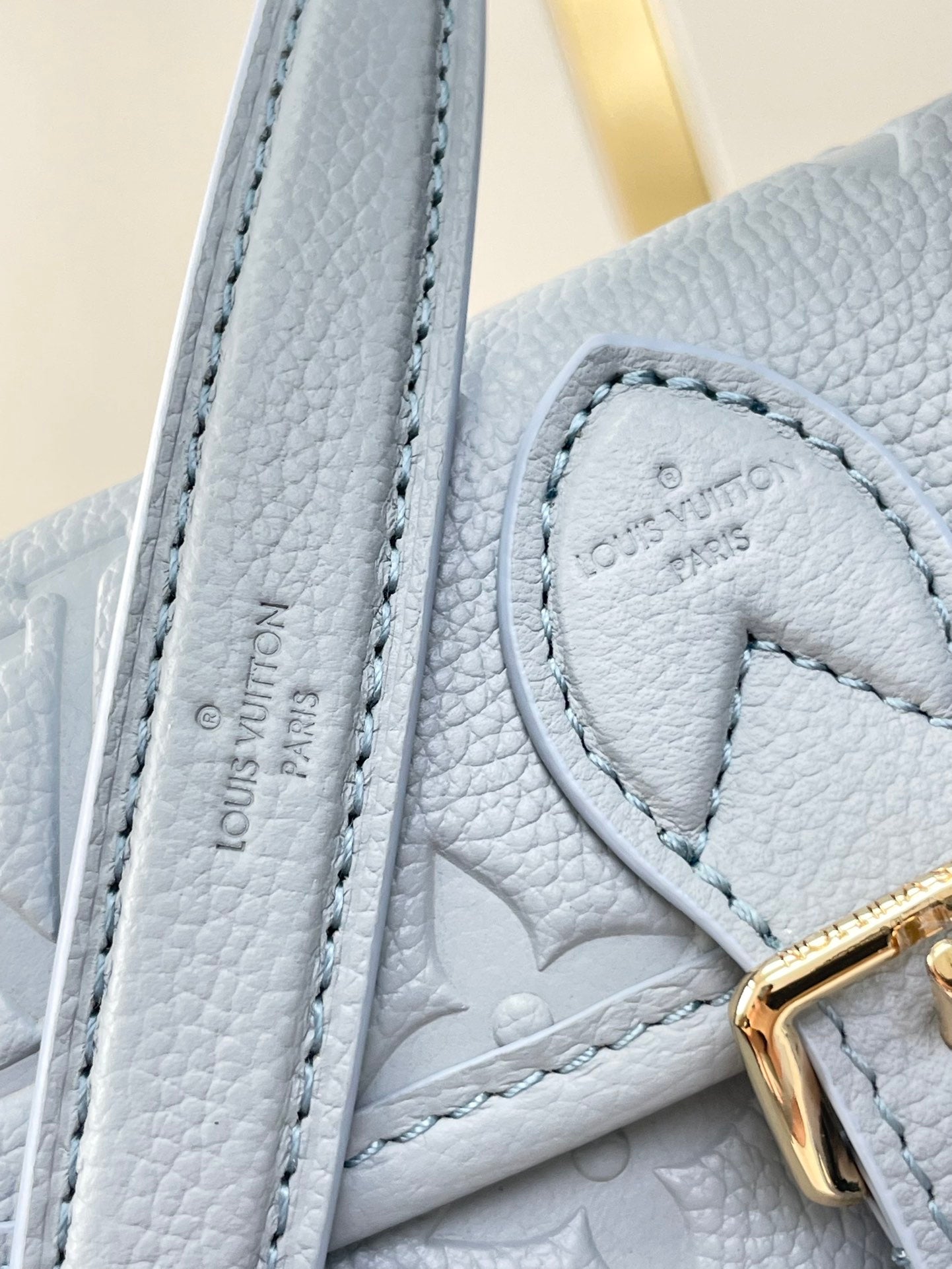 NANO DIANE 19 EN CUIR EMPREINTE MONOGRAMME BLEU BEAU