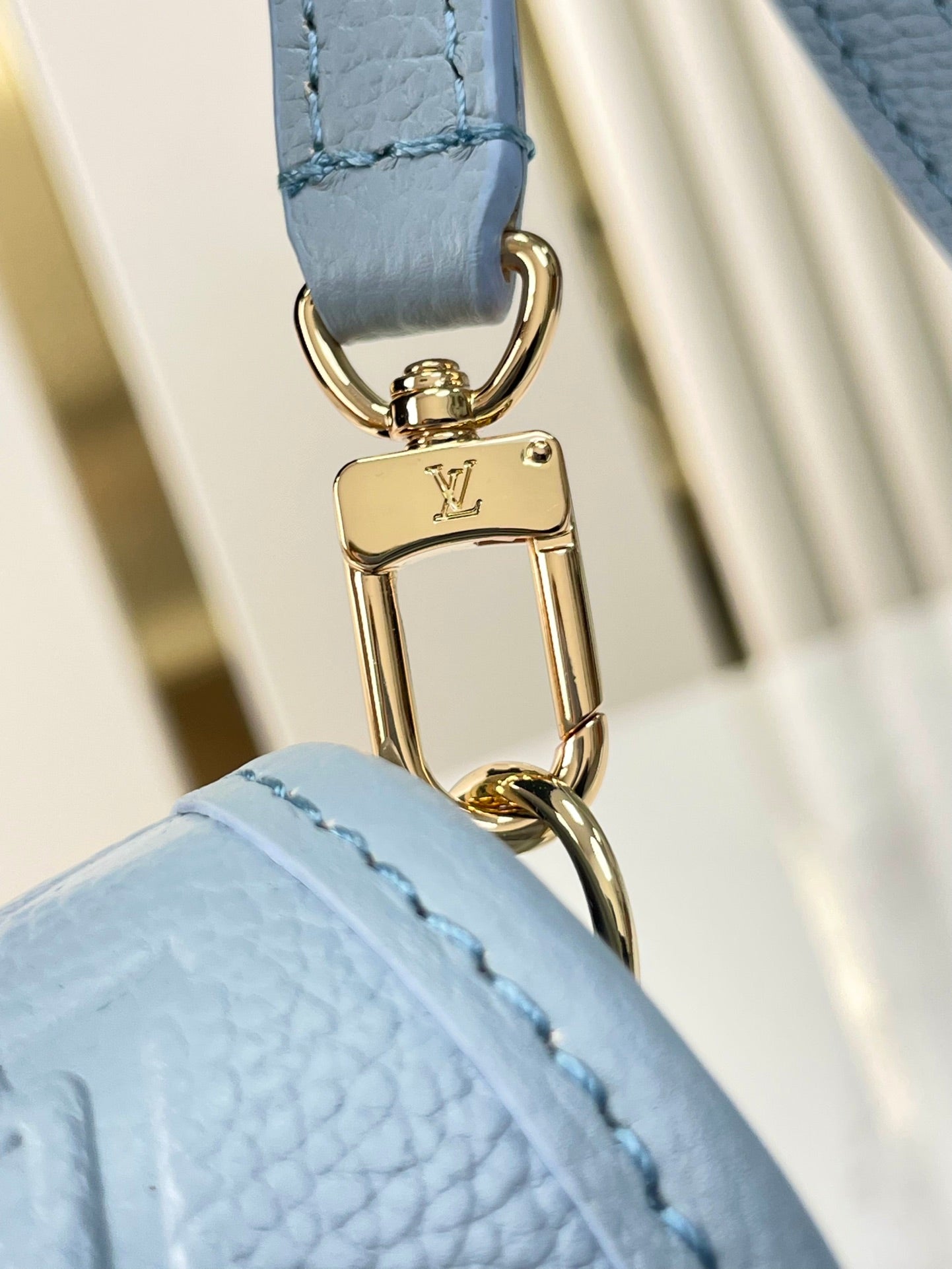 NANO DIANE 19 EN CUIR EMPREINTE MONOGRAMME BLEU BEAU