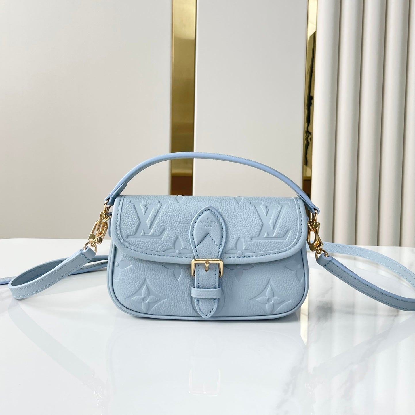NANO DIANE 19 EN CUIR EMPREINTE MONOGRAMME BLEU BEAU
