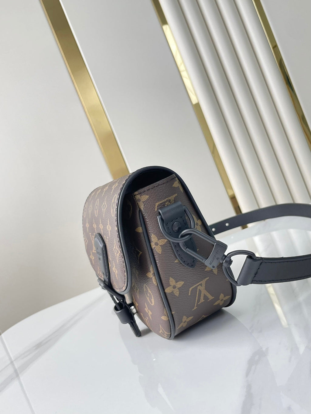 MONTSOURIS MESSENGER PM 20 EN TOILE MONOGRAMME MARRON