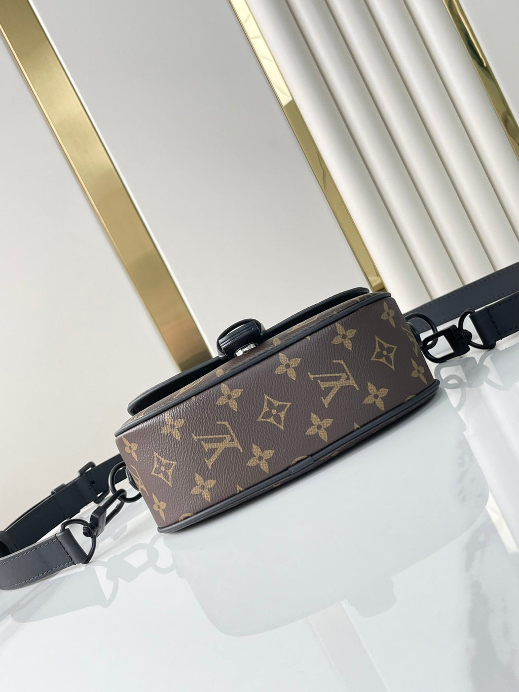 MONTSOURIS MESSENGER PM 20 EN TOILE MONOGRAMME MARRON