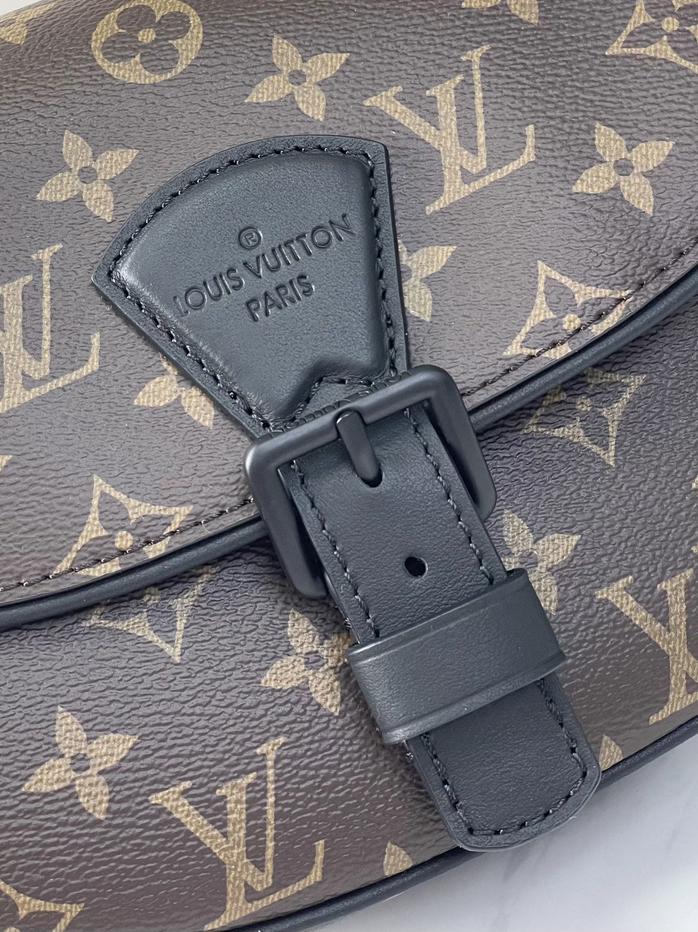 MONTSOURIS MESSENGER PM 20 EN TOILE MONOGRAMME MARRON