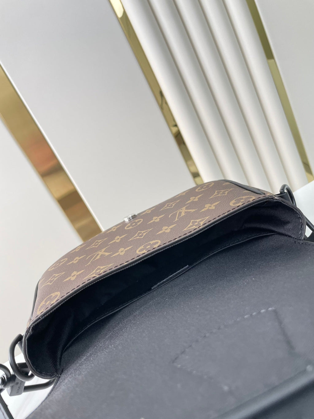 MONTSOURIS MESSENGER PM 20 EN TOILE MONOGRAMME MARRON