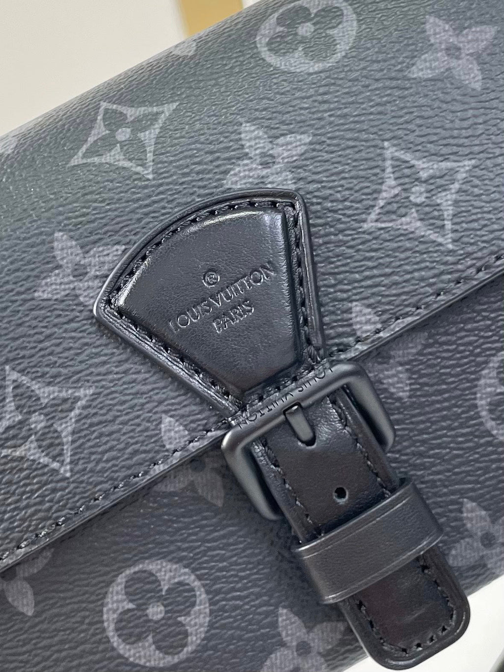 PORTEFEUILLE PORTABLE MONTSOURIS 22 EN TOILE ÉCLIPSE MONOGRAMME GUN METAL