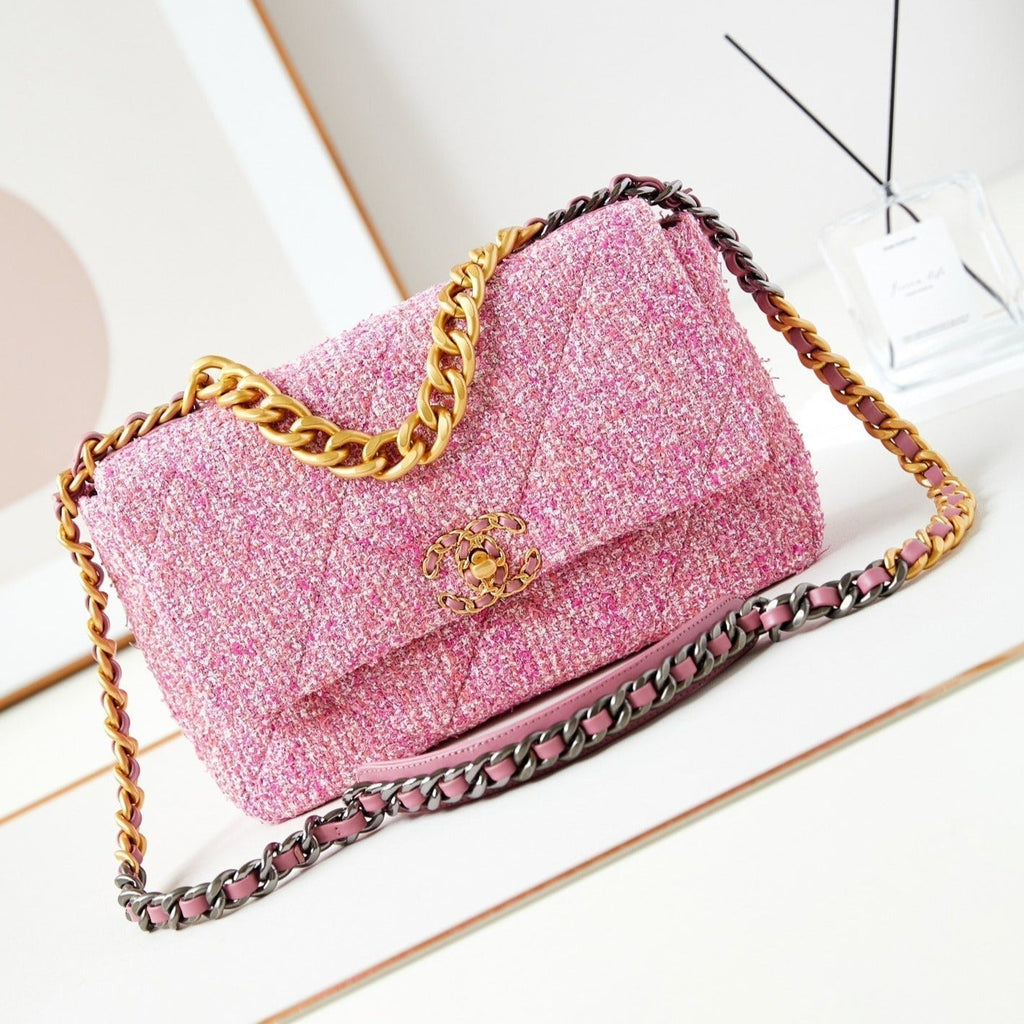 19 FLAP BAG 26 PINK TWEED GOLD HARDWARE