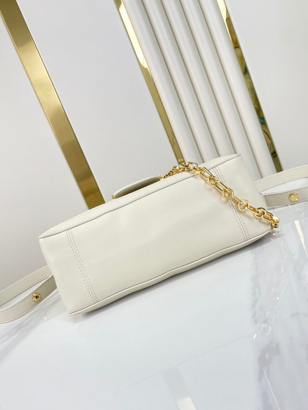 DAUPHINE SOFT MM 24 EN CUIR D'AGNEAU LISSE BLANC QUINCAILLERIE DORÉ