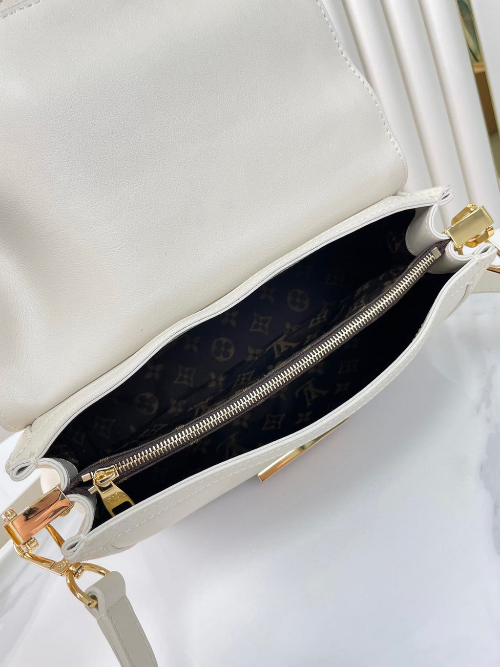 DAUPHINE SOFT MM 24 EN CUIR D'AGNEAU LISSE BLANC QUINCAILLERIE DORÉ