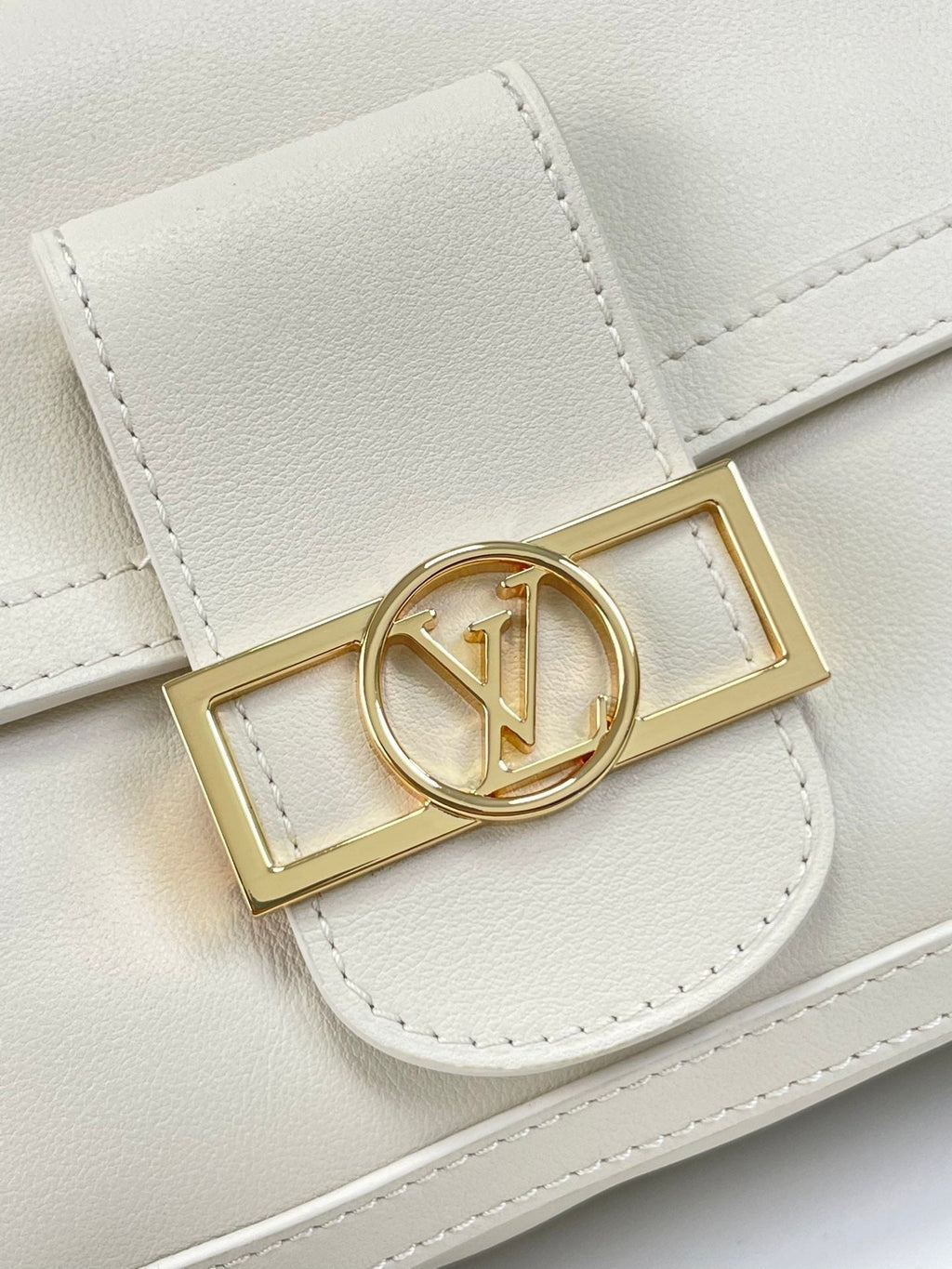DAUPHINE SOFT MM 24 EN CUIR D'AGNEAU LISSE BLANC QUINCAILLERIE DORÉ