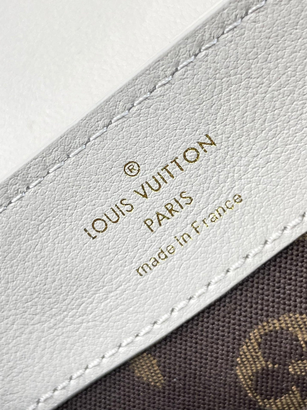 DAUPHINE SOFT MM 24 EN CUIR D'AGNEAU LISSE BLANC QUINCAILLERIE DORÉ