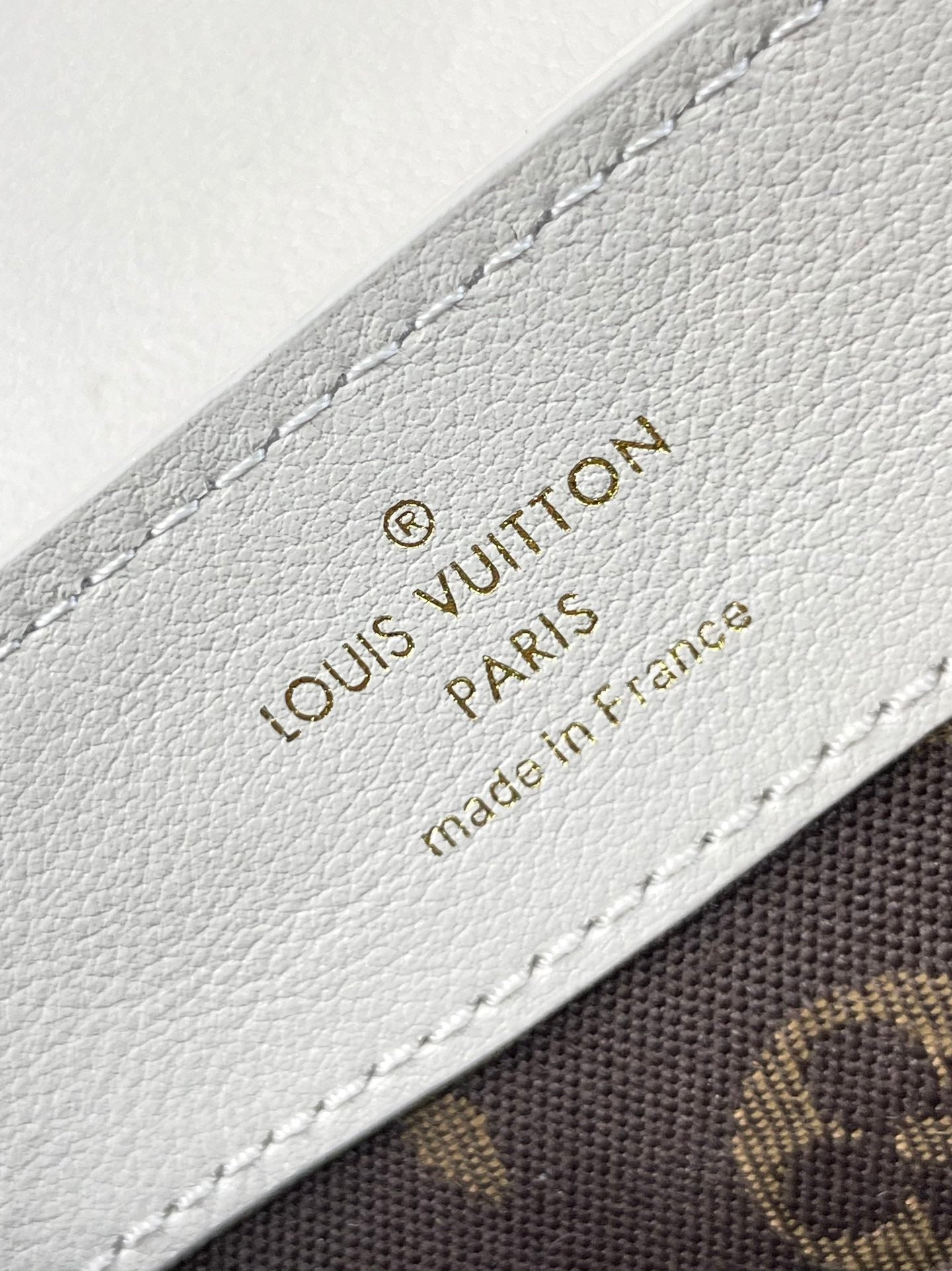DAUPHINE SOFT MM 24 EN CUIR D'AGNEAU LISSE BLANC QUINCAILLERIE DORÉ