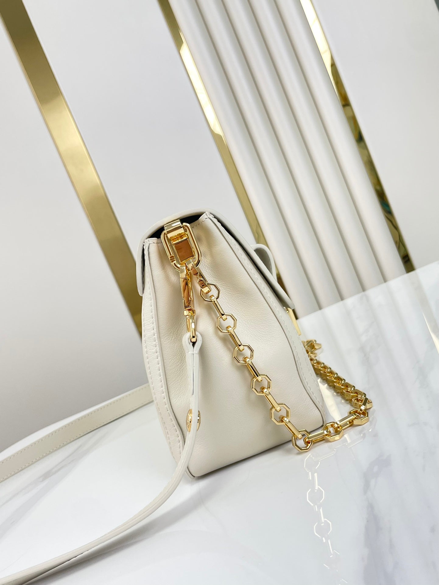 DAUPHINE SOFT MM 24 EN CUIR D'AGNEAU LISSE BLANC QUINCAILLERIE DORÉ