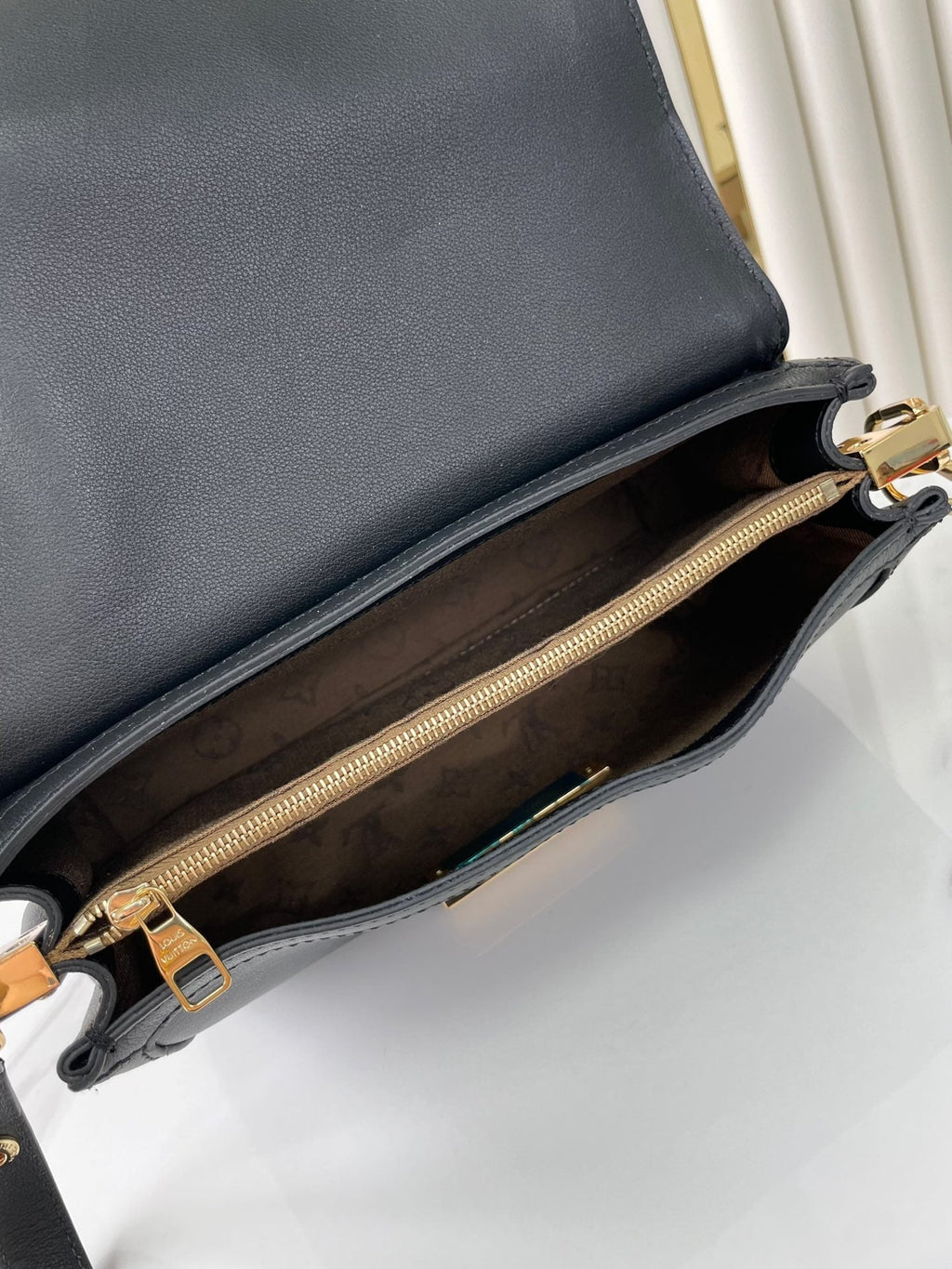 DAUPHINE SOFT MM 24 EN CUIR D'AGNEAU LISSE NOIR QUINCAILLERIE DORÉ