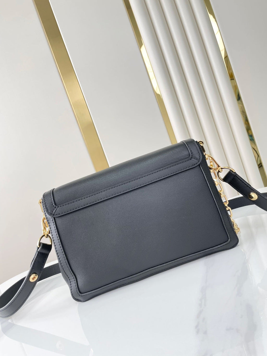 DAUPHINE SOFT MM 24 EN CUIR D'AGNEAU LISSE NOIR QUINCAILLERIE DORÉ