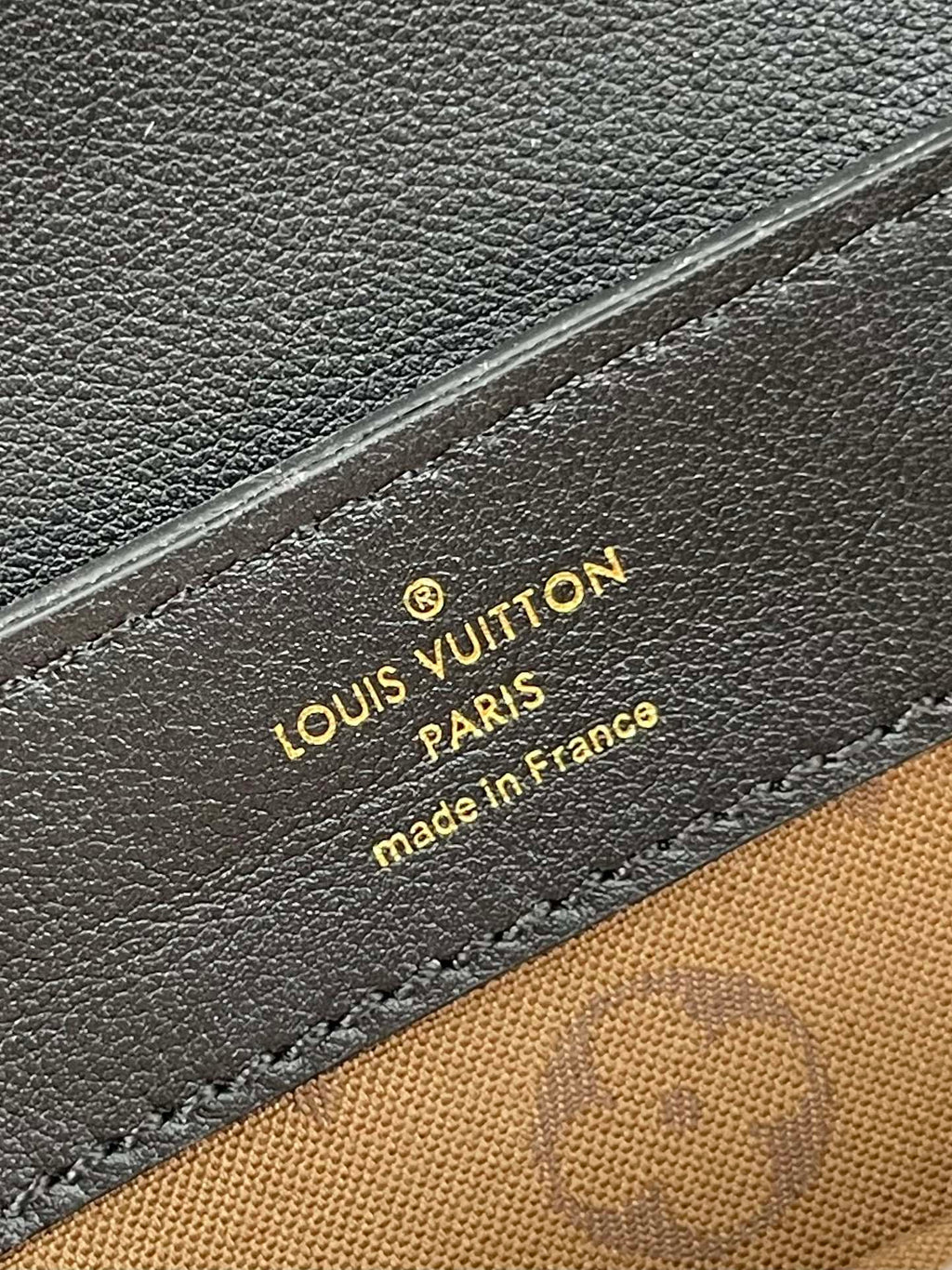 DAUPHINE SOFT MM 24 EN CUIR D'AGNEAU LISSE NOIR QUINCAILLERIE DORÉ