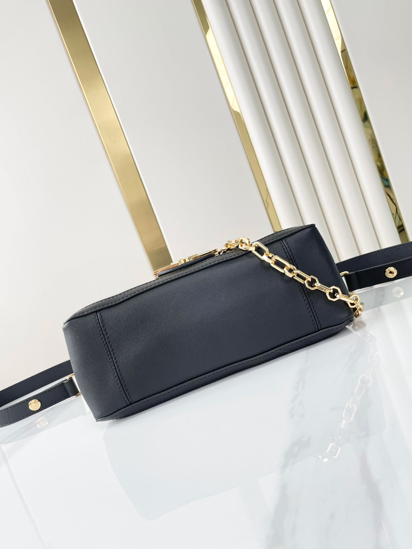 DAUPHINE SOFT MM 24 EN CUIR D'AGNEAU LISSE NOIR QUINCAILLERIE DORÉ