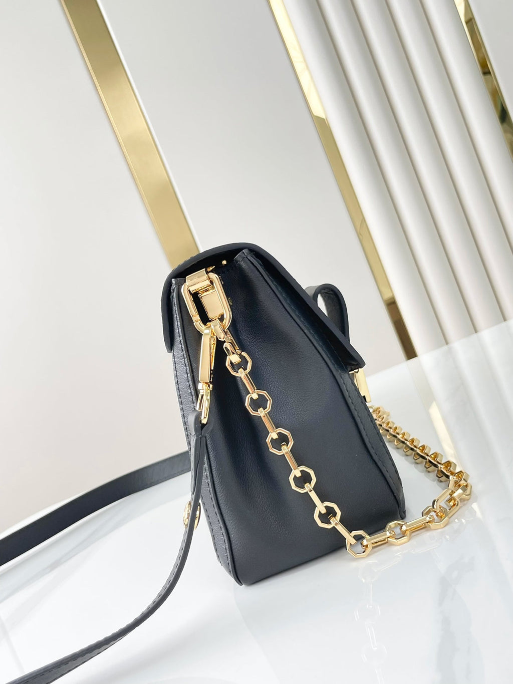 DAUPHINE SOFT MM 24 EN CUIR D'AGNEAU LISSE NOIR QUINCAILLERIE DORÉ