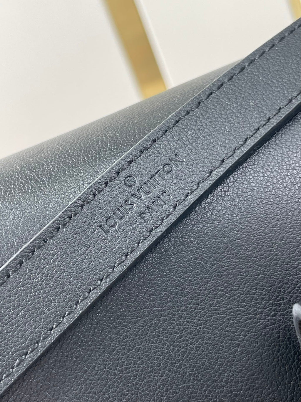 DAUPHINE SOFT MM 24 EN CUIR D'AGNEAU LISSE NOIR QUINCAILLERIE DORÉ