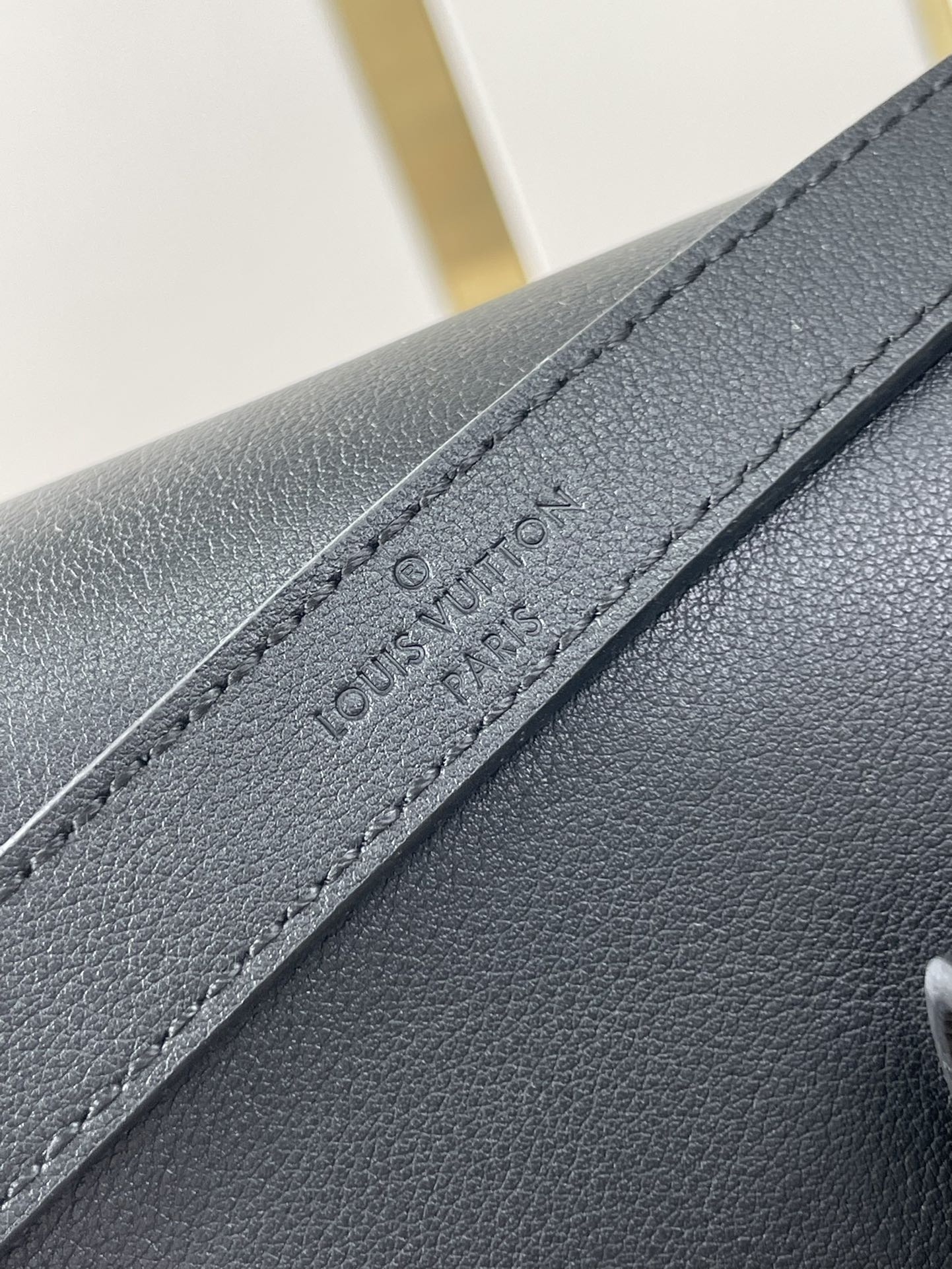 DAUPHINE SOFT MM 24 EN CUIR D'AGNEAU LISSE NOIR QUINCAILLERIE DORÉ
