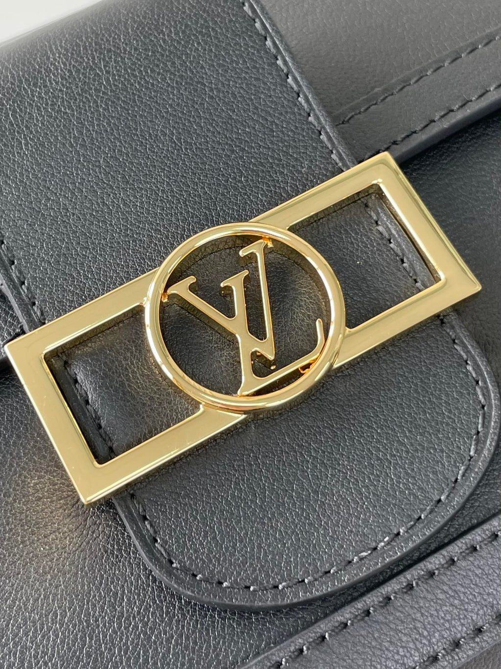 DAUPHINE SOFT MM 24 EN CUIR D'AGNEAU LISSE NOIR QUINCAILLERIE DORÉ
