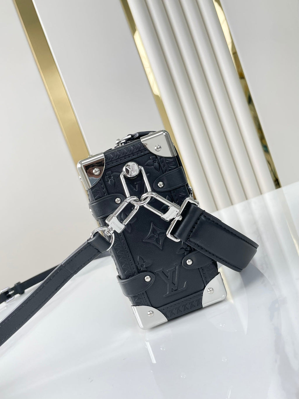 COFFRE LATÉRAL 21 EN CUIR DE VEAU ESTAMPÉ MONOGRAMME NOIR QUINCAILLERIE ARGENTÉE