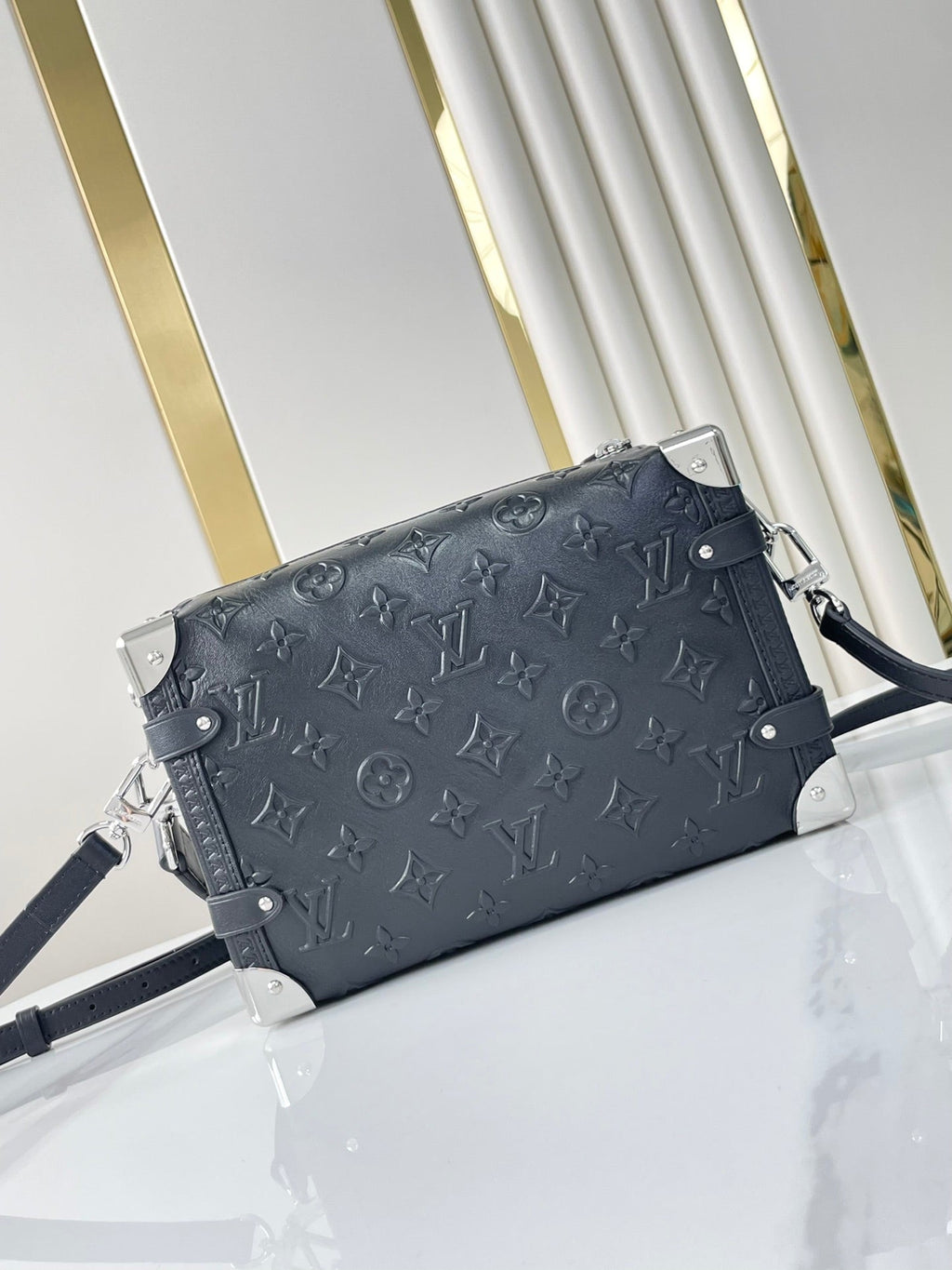 COFFRE LATÉRAL 21 EN CUIR DE VEAU ESTAMPÉ MONOGRAMME NOIR QUINCAILLERIE ARGENTÉE