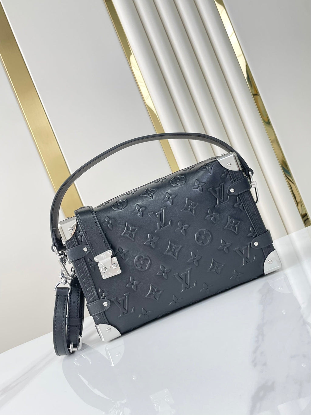 COFFRE LATÉRAL 21 EN CUIR DE VEAU ESTAMPÉ MONOGRAMME NOIR QUINCAILLERIE ARGENTÉE
