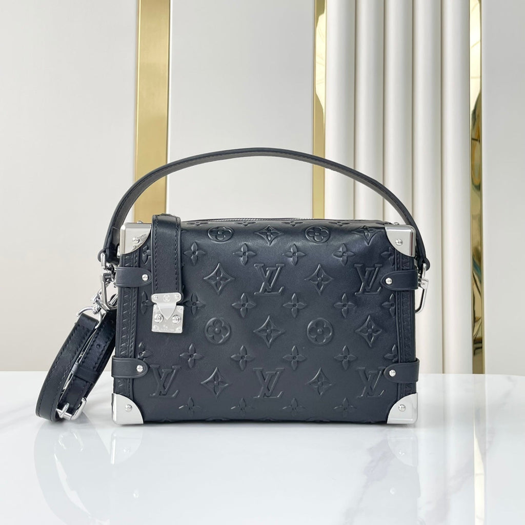 COFFRE LATÉRAL 21 EN CUIR DE VEAU ESTAMPÉ MONOGRAMME NOIR QUINCAILLERIE ARGENTÉE