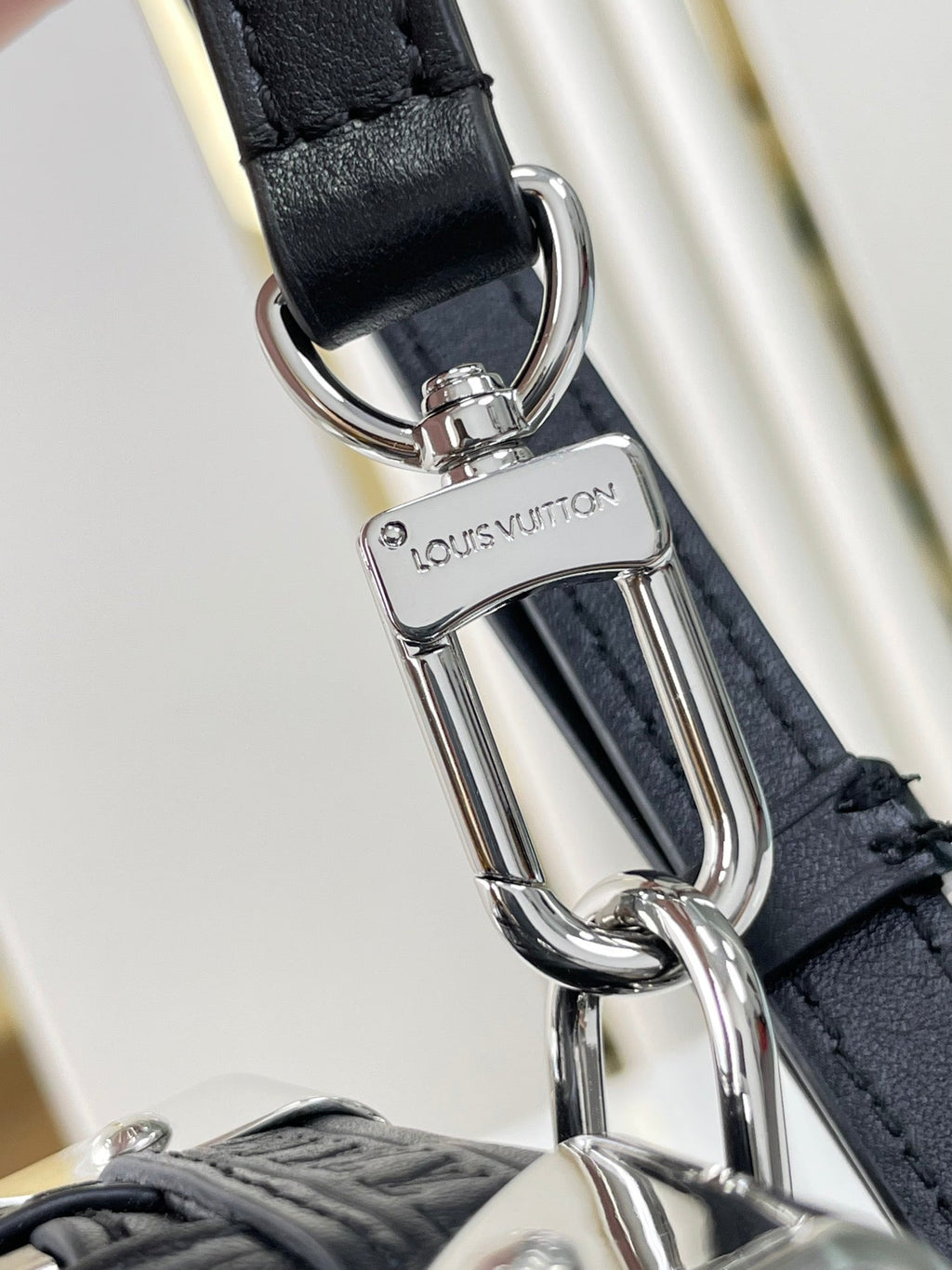 COFFRE LATÉRAL 21 EN CUIR DE VEAU ESTAMPÉ MONOGRAMME NOIR QUINCAILLERIE ARGENTÉE