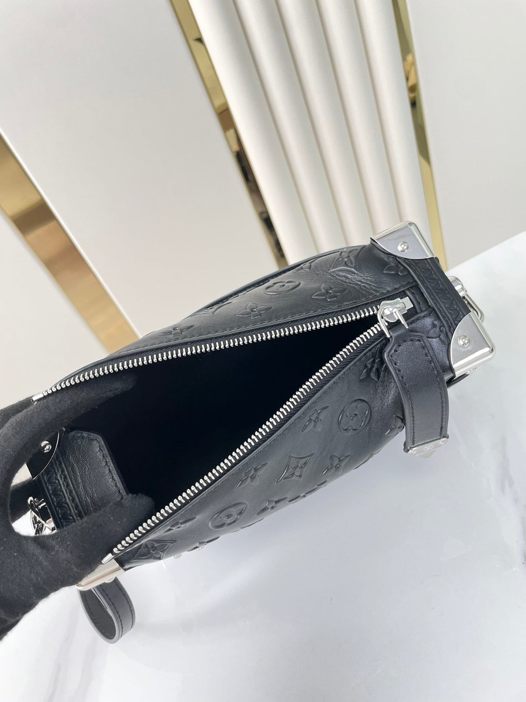 COFFRE LATÉRAL 21 EN CUIR DE VEAU ESTAMPÉ MONOGRAMME NOIR QUINCAILLERIE ARGENTÉE