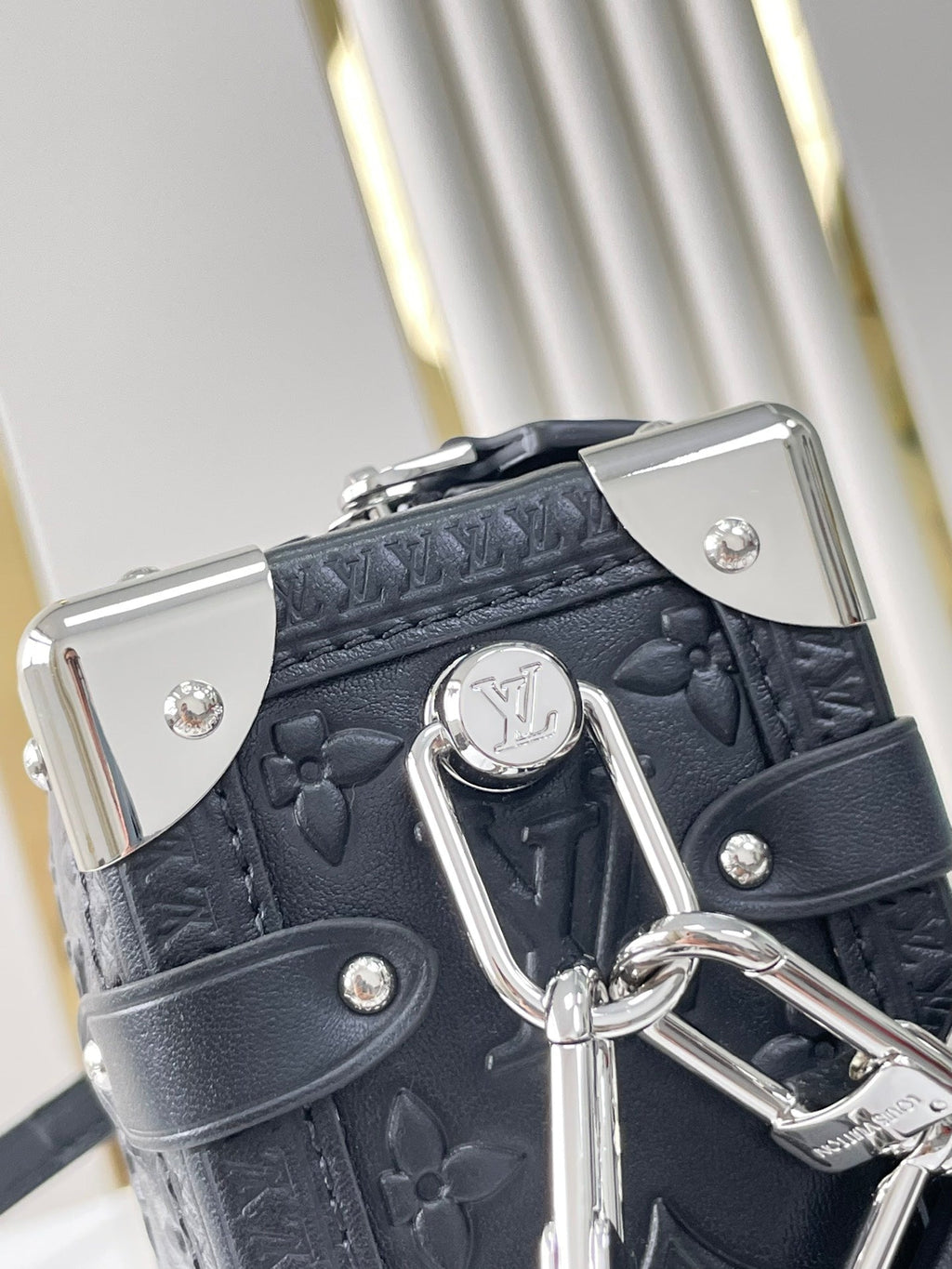 COFFRE LATÉRAL 21 EN CUIR DE VEAU ESTAMPÉ MONOGRAMME NOIR QUINCAILLERIE ARGENTÉE