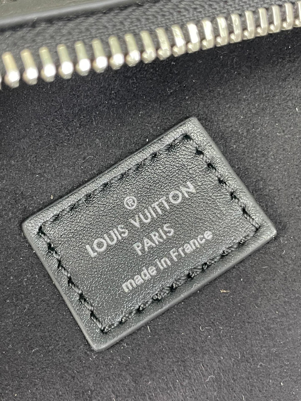 COFFRE LATÉRAL 21 EN CUIR DE VEAU ESTAMPÉ MONOGRAMME NOIR QUINCAILLERIE ARGENTÉE