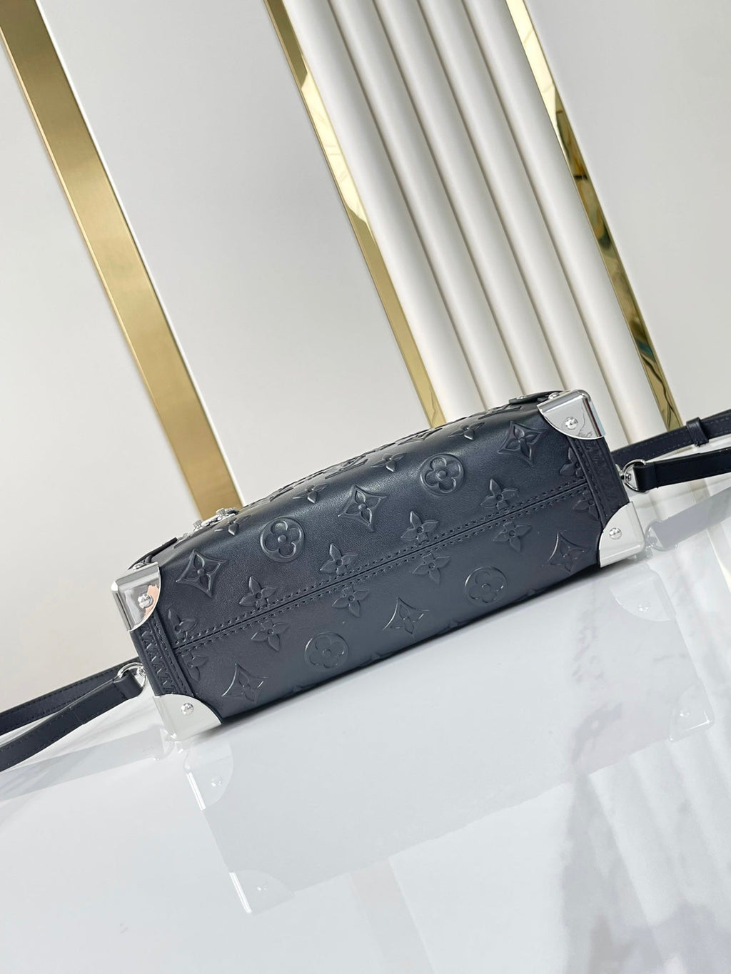 COFFRE LATÉRAL 21 EN CUIR DE VEAU ESTAMPÉ MONOGRAMME NOIR QUINCAILLERIE ARGENTÉE