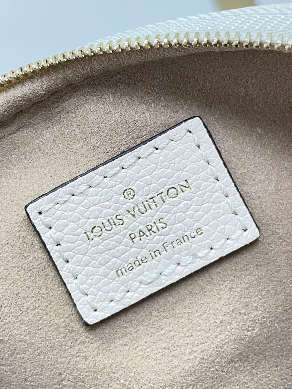MINI SAC BANANE 17 EN CUIR EMPREINTE MONOGRAMME CRÈME, QUINCAILLERIE DORÉ