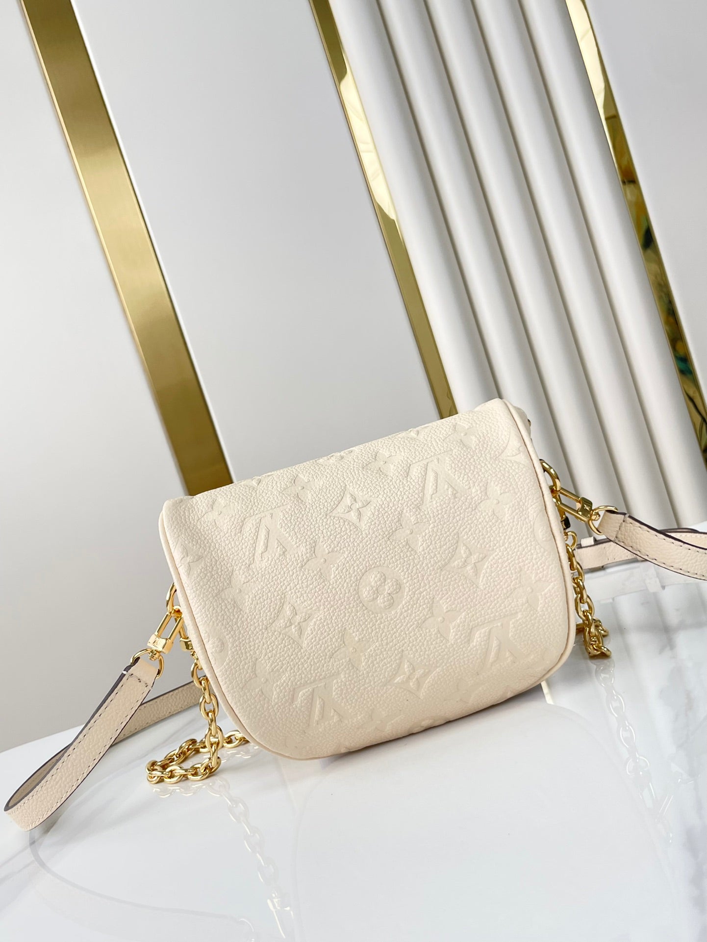 MINI SAC BANANE 17 EN CUIR EMPREINTE MONOGRAMME CRÈME, QUINCAILLERIE DORÉ