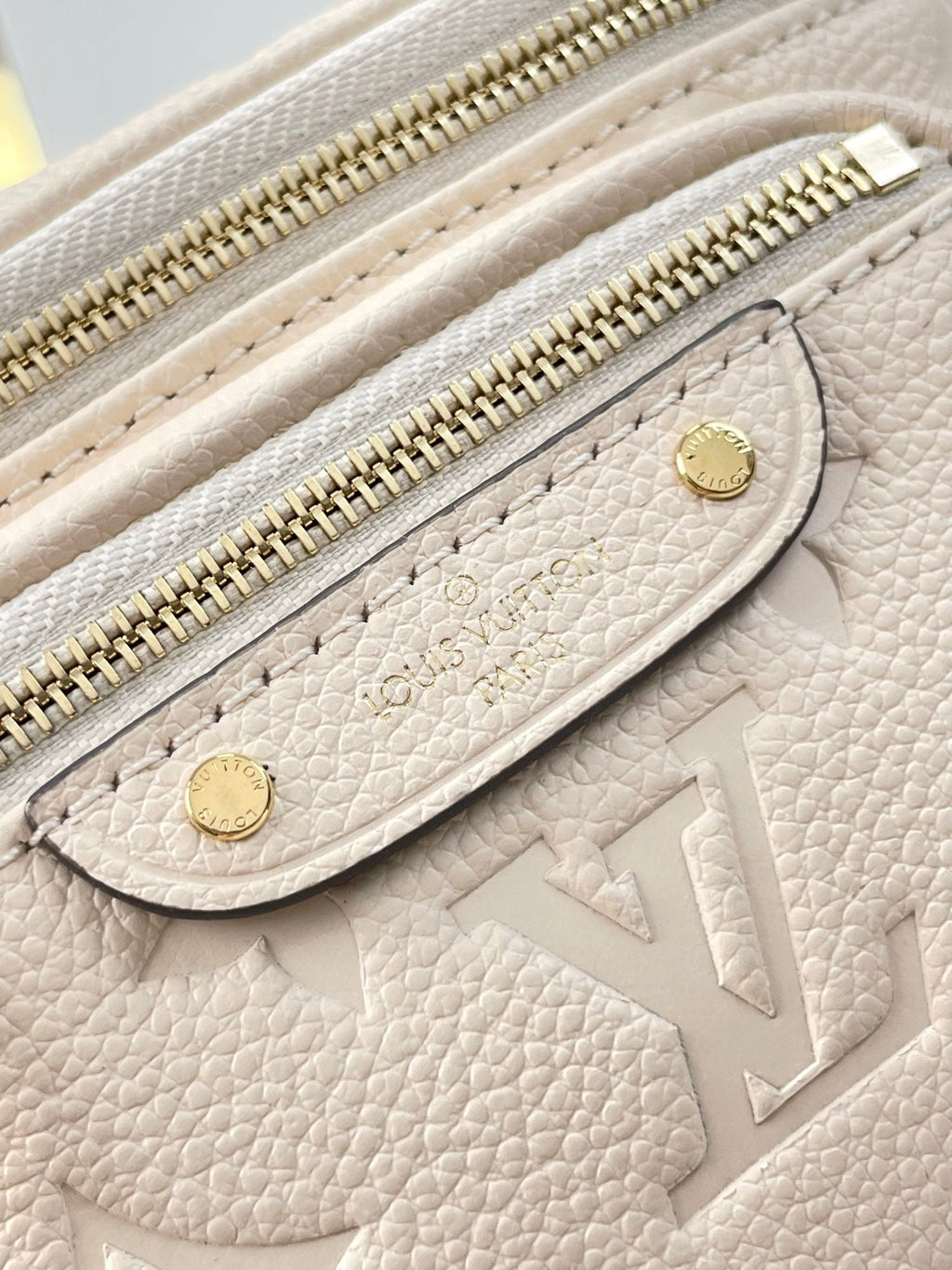 MINI SAC BANANE 17 EN CUIR EMPREINTE MONOGRAMME CRÈME, QUINCAILLERIE DORÉ