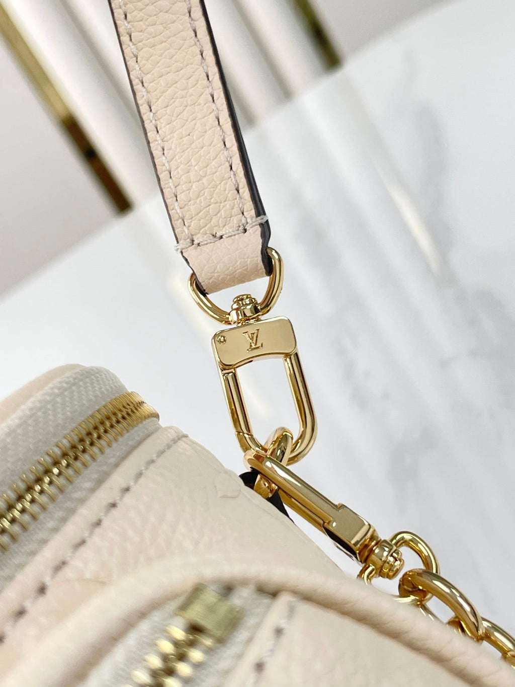 MINI SAC BANANE 17 EN CUIR EMPREINTE MONOGRAMME CRÈME, QUINCAILLERIE DORÉ