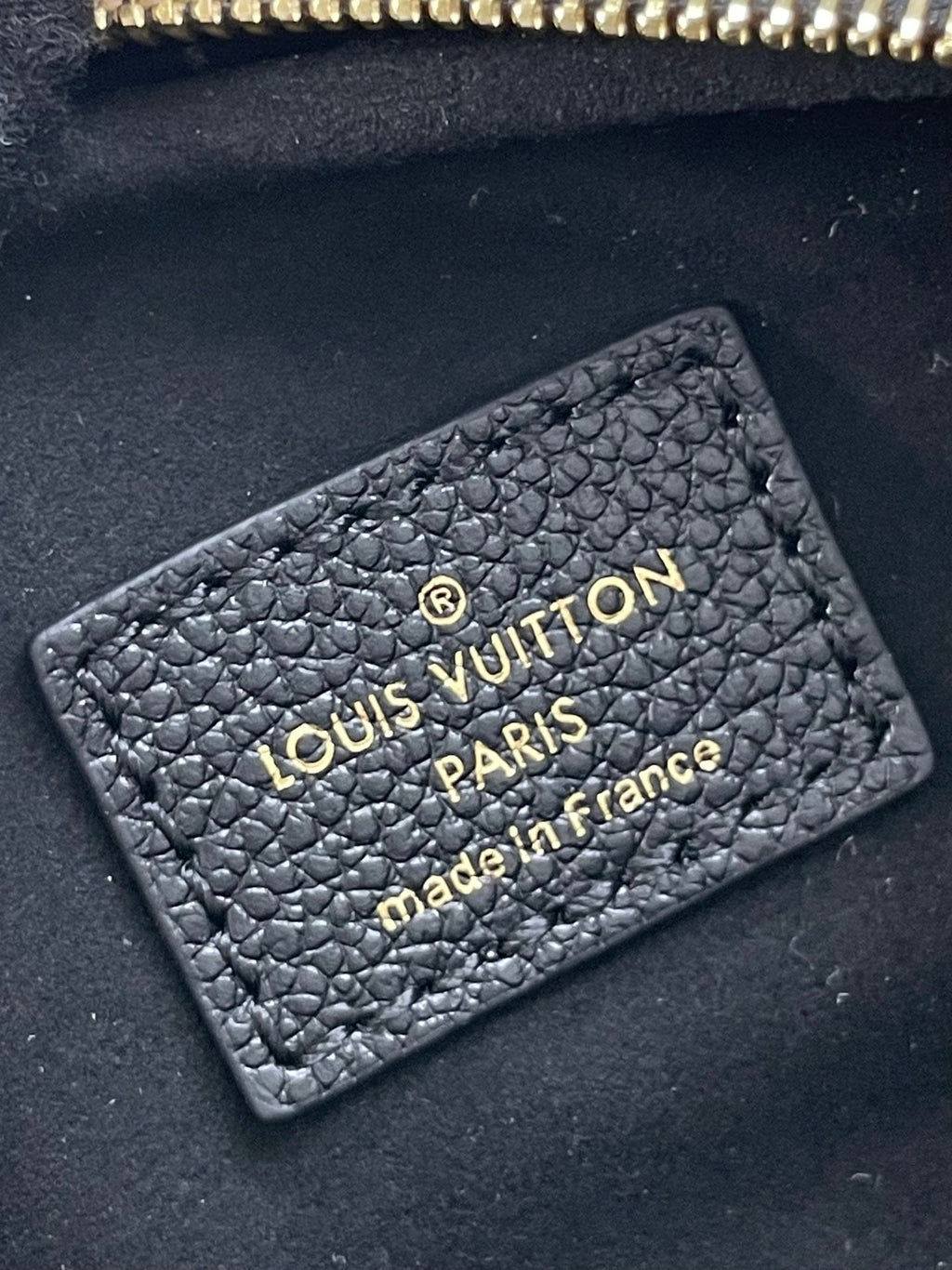 MINI SAC BANANE 17 EN CUIR NOIR MONOGRAMME EMPREINTE QUINCAILLERIE DORÉ