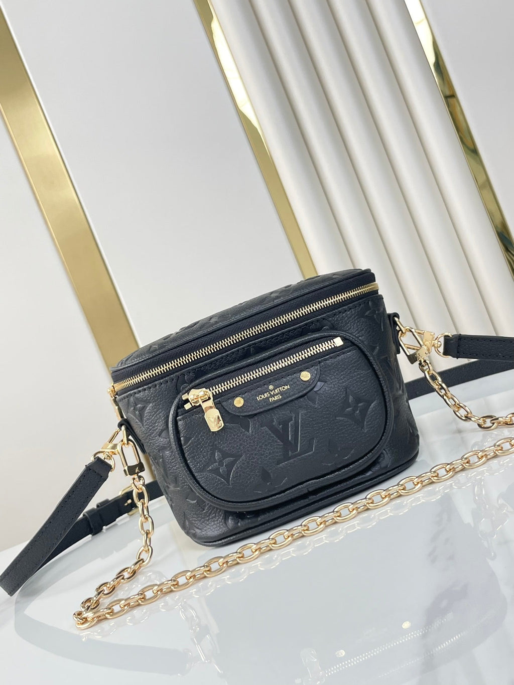 MINI SAC BANANE 17 EN CUIR NOIR MONOGRAMME EMPREINTE QUINCAILLERIE DORÉ