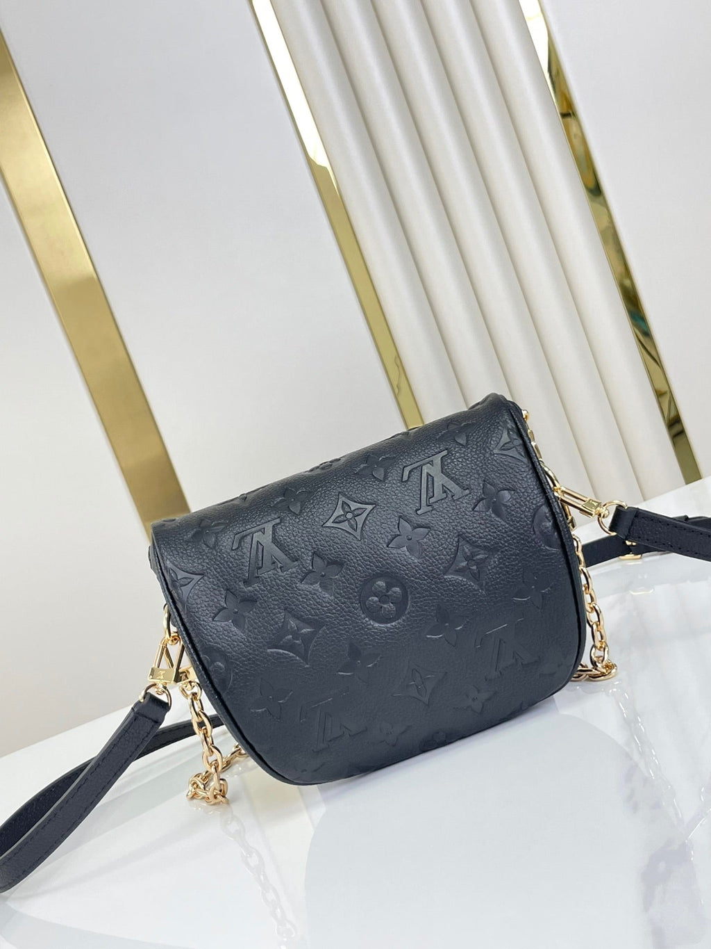 MINI SAC BANANE 17 EN CUIR NOIR MONOGRAMME EMPREINTE QUINCAILLERIE DORÉ