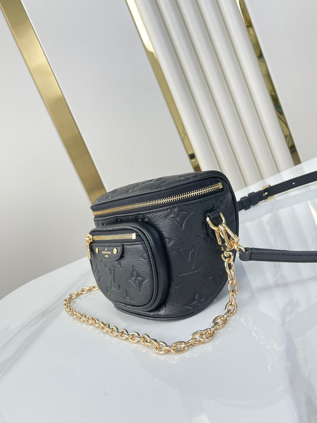 MINI SAC BANANE 17 EN CUIR NOIR MONOGRAMME EMPREINTE QUINCAILLERIE DORÉ