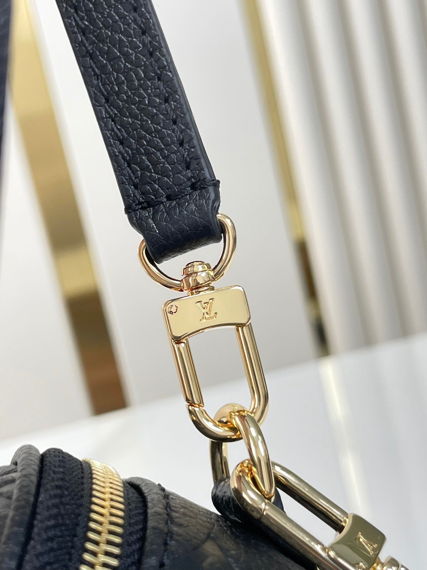 MINI SAC BANANE 17 EN CUIR NOIR MONOGRAMME EMPREINTE QUINCAILLERIE DORÉ