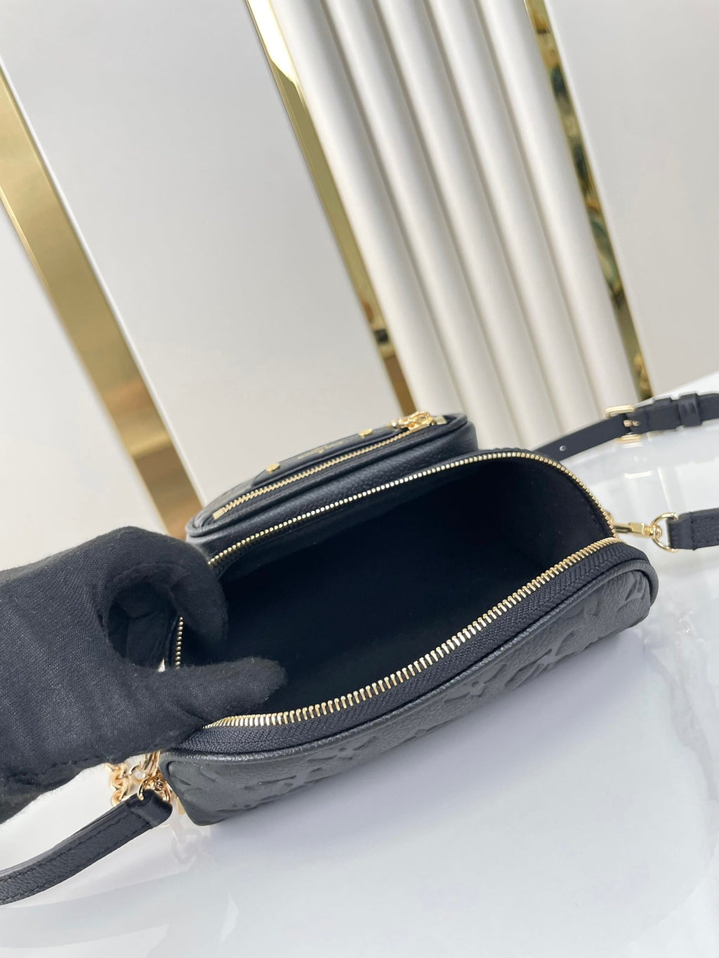 MINI SAC BANANE 17 EN CUIR NOIR MONOGRAMME EMPREINTE QUINCAILLERIE DORÉ