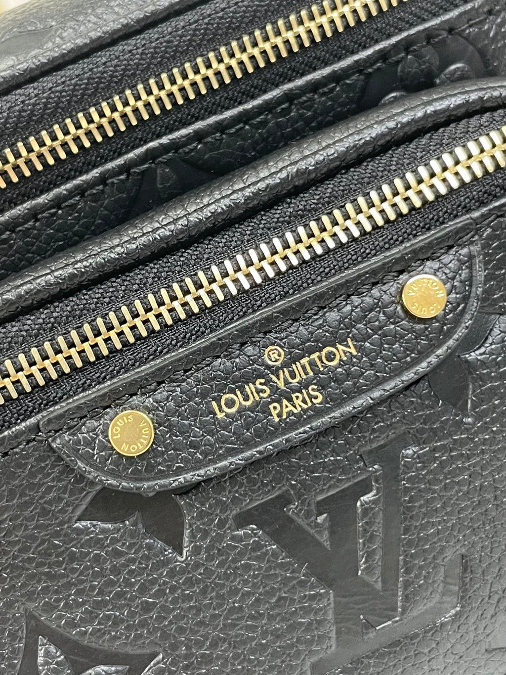 MINI SAC BANANE 17 EN CUIR NOIR MONOGRAMME EMPREINTE QUINCAILLERIE DORÉ